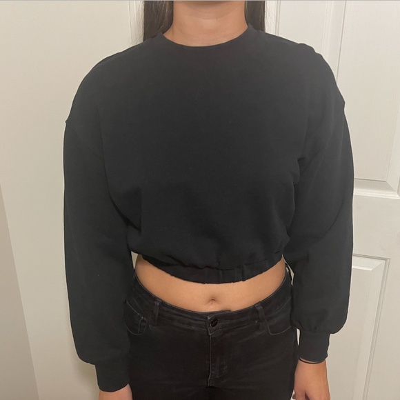 Zara Tops - Zara Cropped Sweatshirt